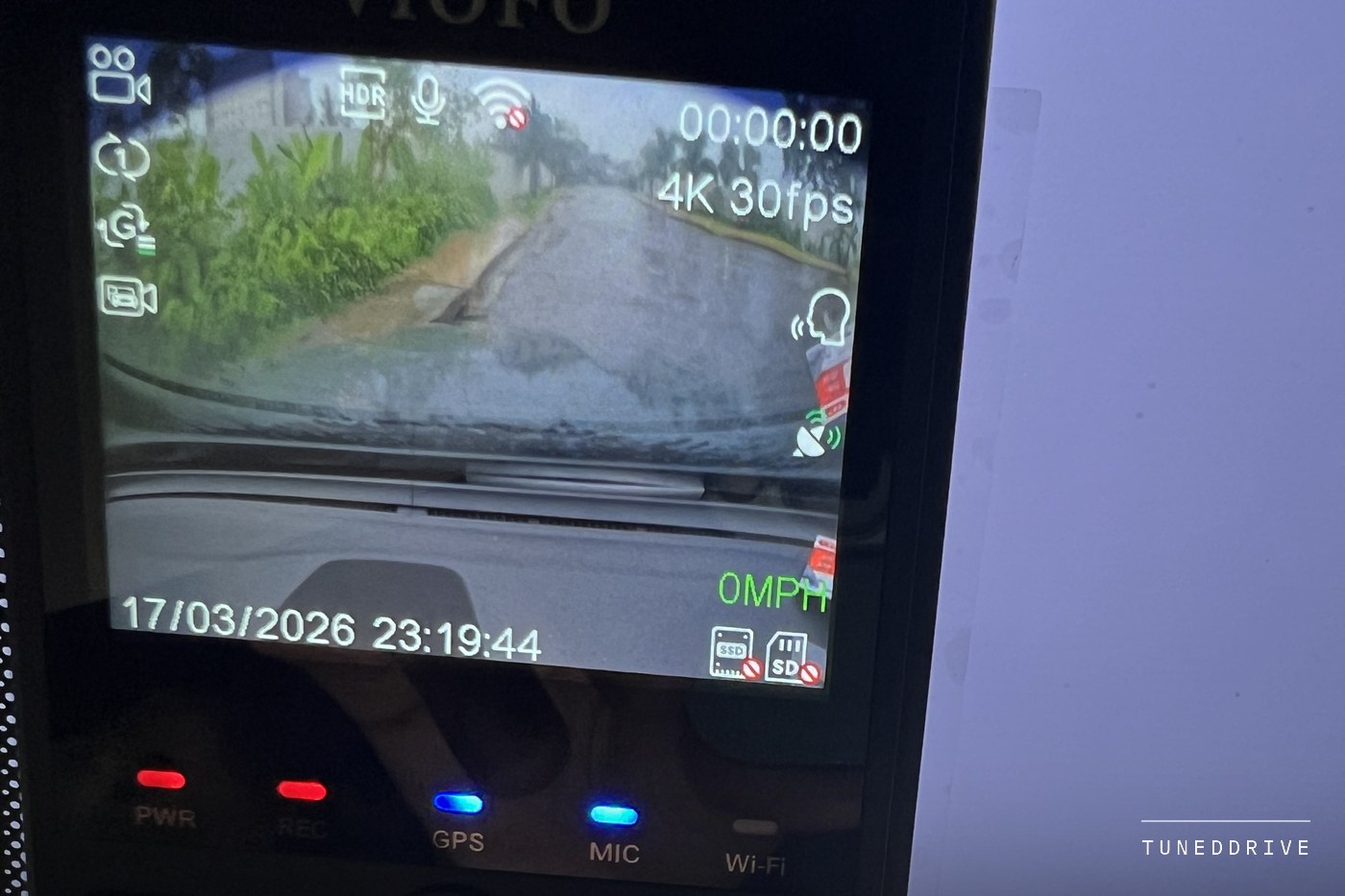 Close view of the A329S screen reading 4K 30fps above the live road view, with the status lights below